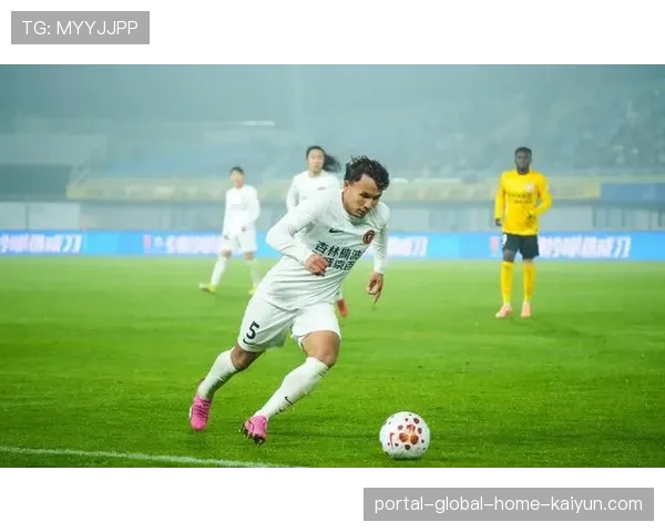 迪力穆拉提传球失误造成失球 铁人边路核心需提升稳定性